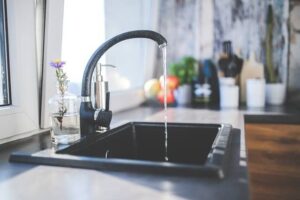 Grifo desperdiciando agua en casa